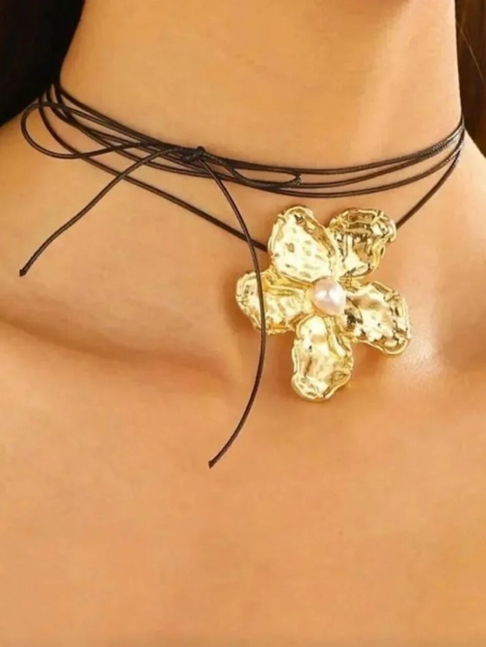 Elegant Gold Flower Pendant Choker Necklace R149